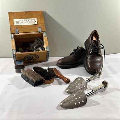 Men's Shoe Shine Kit | Johnston & Murphy men’s shoes and shoe shine set; Shoe shine supplies are not new. Size: Men's 8.5M

