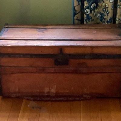 Primitive Trunk with key