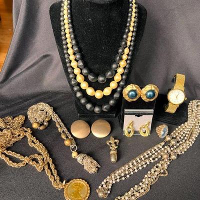 Tw154 vintage glam costume jewelry