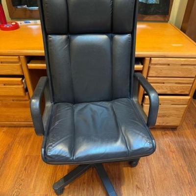Black Leather Executive Office Chair – Swivel Base & Armrests	