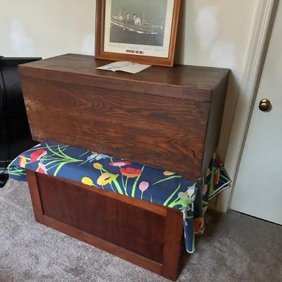 2 Solid wood storage trunks / hope chests