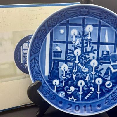 2011 Royal Copenhagen “Waiting for Santa Claus” Christmas Plate with box and booklet
