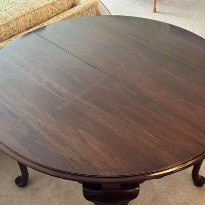 Lovely Dark Wood Dining Table With (2) Leaf And Table Covers
