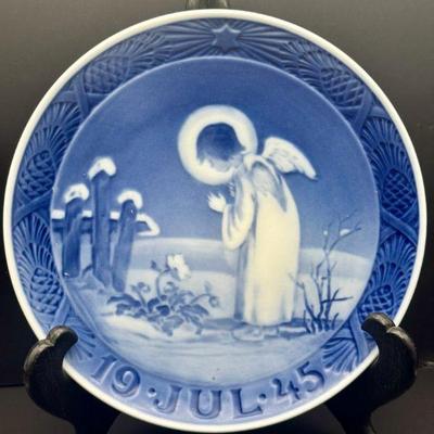 1945 ROYAL COPENHAGEN 7" Christmas Plate "Angel with Christmas Rose" RARE
