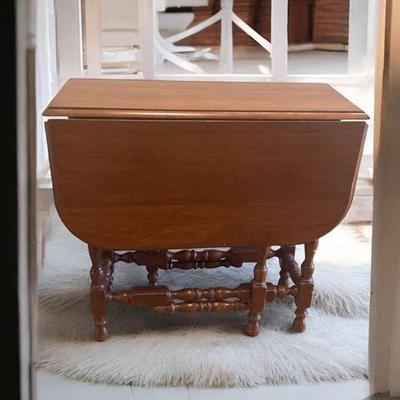 Drop leaf gate leg dining table