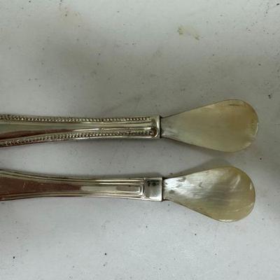 Caviar Spoons | Mother of pearl and silverplate caviar spoons. - l. 6 in

