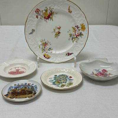 (5pc) Misc. Dishes | Miscellaneous vintage collectible plates from Wedgwood, Carrigaline Pottery (Made in Ireland), and more.

