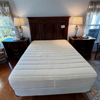 American Drew queen bedroom set in beautiful condition