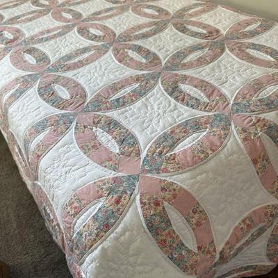 DOUBLE WEDDING RING PATTERNED QUILT | With pink and blue flower printed fabrics.

