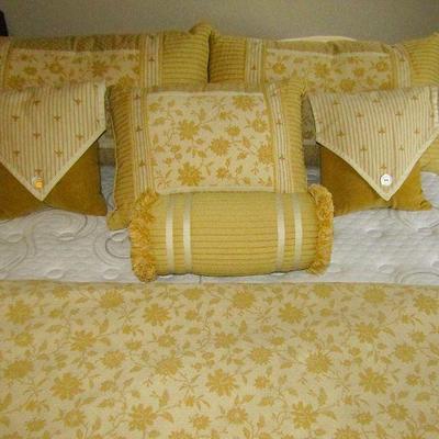 Beautiful honeybee bed set