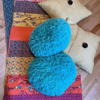 179 twoquiltsandfourpillows