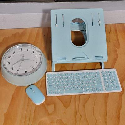 136 colorcoordinatedwirelesskeyboard mouselaptopriser&clock