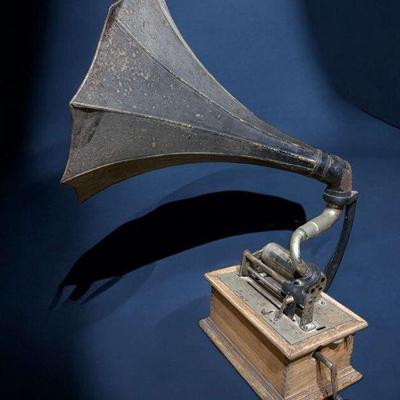 Vintage cylinder gramophone with cylinders