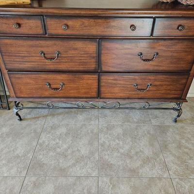 Very Nice 7 Drawer Dresser
