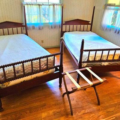 Stunning pair of Classical Jenny Lind Bobbin Turned Spindle Twin Size Beds. Both in fantastic condition.