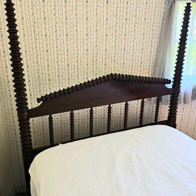 Stunning pair of Classical Jenny Lind Bobbin Turned Spindle Twin Size Beds. Both in fantastic condition.