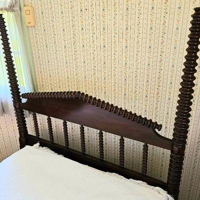 Stunning pair of Classical Jenny Lind Bobbin Turned Spindle Twin Size Beds. Both in fantastic condition.