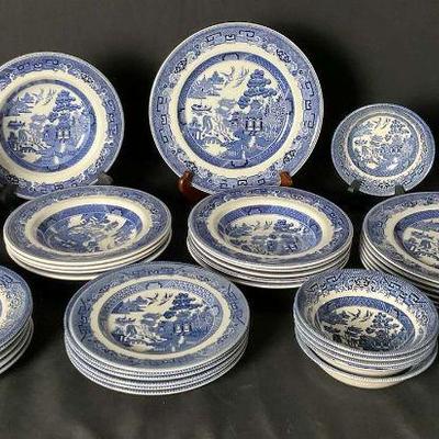 Blue willow pattern dinnerware lot