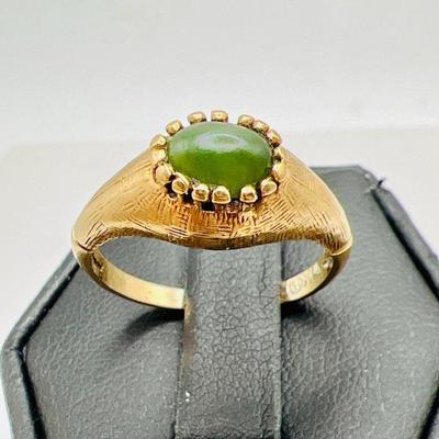 10K Gold Ring featuring Green Solitaire — Size 7
