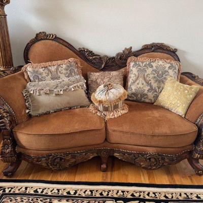 Victorian-Style Carved Wood Loveseat – Plush Velvet Upholstery	