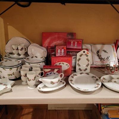 Holiday Dish Set