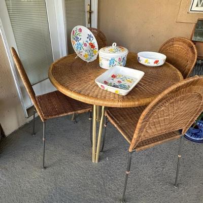 Filing Rattan table and chairs