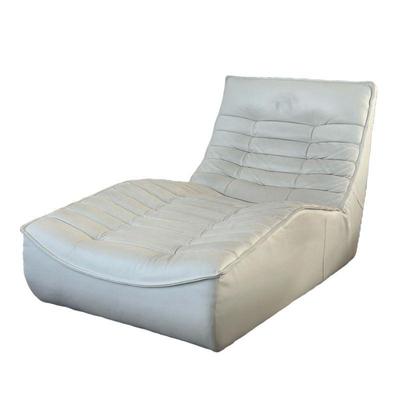GIUSEPPE NICOLETTI VOLPE CHAISE LOUNGE | White leather "Volpe" chaise lounge chair by Giuseppe Nicoletti, made in Italy. - h....