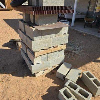 #2158 • Block with 2 Metal Grates
