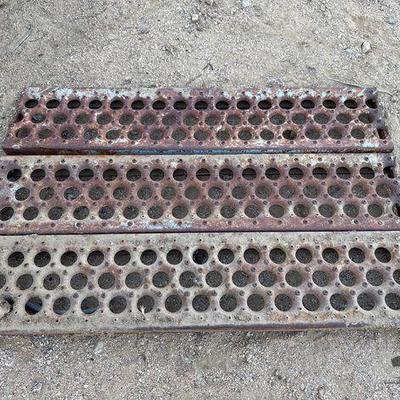 #5002 • (3) Metal Grates

