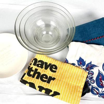 Lot #85 Pyrex Nesting Bowls & Aprons
