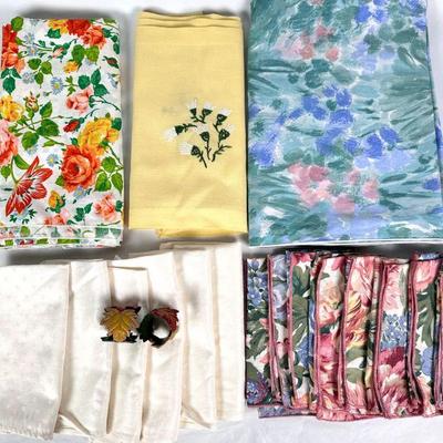 Lot #92 Table Linens, Cloth Napkins, Placemats & Table Cloths

