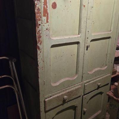 Kitchen cabinet
