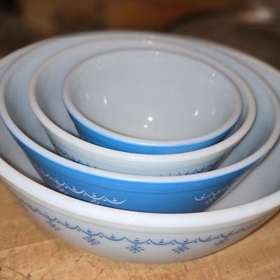 Set of Pyrex bowls