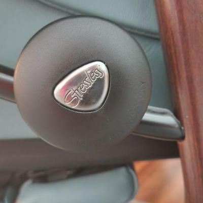 AVAILABLE NOW FOR PRE-SALE+++Stressless Peace LegComfort Recliner - Great Condition, 2 Yrs Old, Bought New $2300 (OUR PRICE $695)