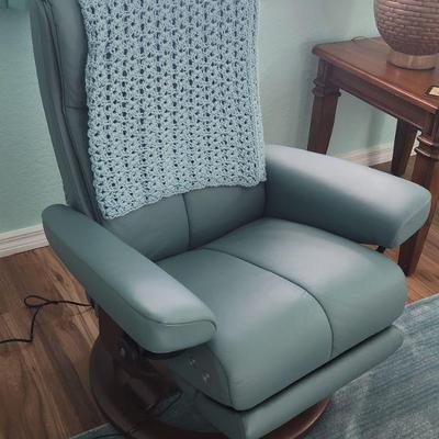 AVAILABLE NOW9 FOR PRE-SALE+++Stressless Peace LegComfort Recliner - Great Condition, 2 Yrs Old, Bought New $2300 (OUR PRICE $695)