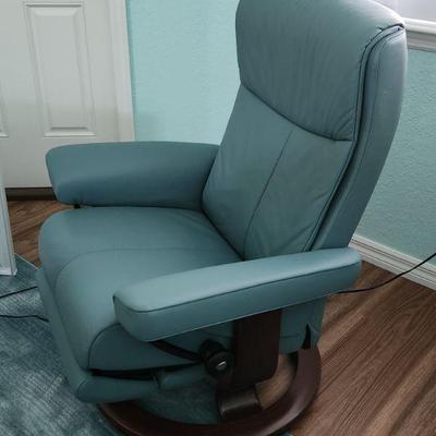 AVAILABLE NOW FOR PRE-SALE+++Stressless Peace LegComfort Recliner - Great Condition, 2 Yrs Old, Bought New $2300 (OUR PRICE $695)