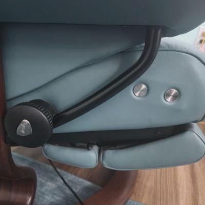 AVAILABLE NOW FOR PRE-SALE+++Stressless Peace LegComfort Recliner - Great Condition, 2 Yrs Old, Bought New $2300 (OUR PRICE $695)