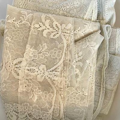 18 Gallon Tote Of Vintage Lace Assorted Size Curtains