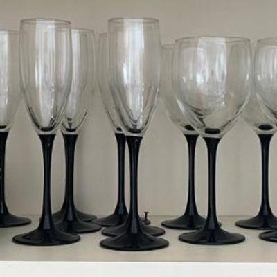 Luminarc France Black Stemmed Wine And Champaign Glasses With 8 Black Glass Plates
