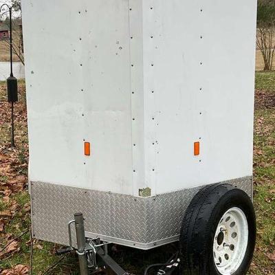 Enclosed cargo trailer with single axle