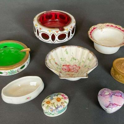 Set of decorative porcelain and glass collectibles