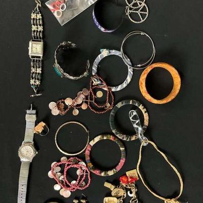 Vintage jewelry and accessories collection see all in pictures)
