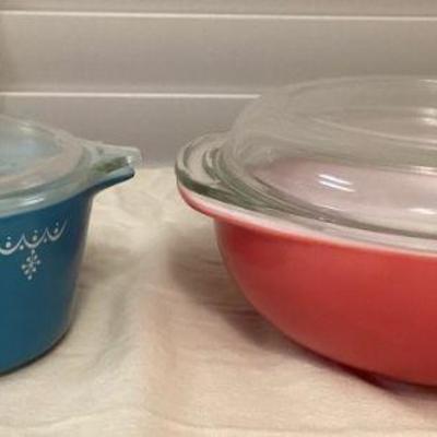 MMM028 Two Vintage Pyrex Dishes With Lids