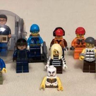 MMM187 Twenty-Two Lego Mini Figures