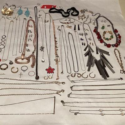 MMM090 Large Lot Of Various Costume Jewelry 