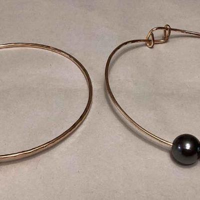 MMM092 Two Gold Toned Bangle Bracelets With Tahitian Pearls 