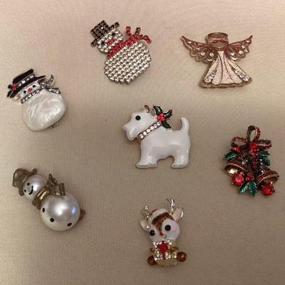 MMM063 Seven Christmas Themed Costume Jewelry Brooches 