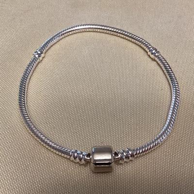 MMM073 Sterling Silver Charm Bracelet 8”l