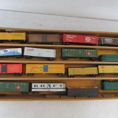 Vintage Cardboard Tray of Model Trains - Various Manufacturers - 16 in All