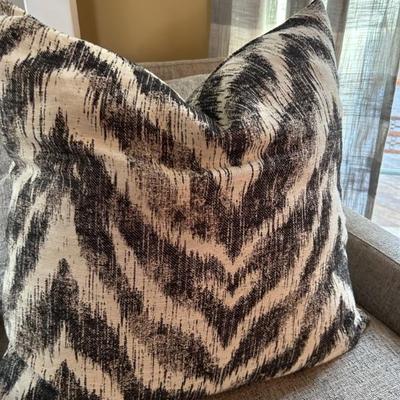 Downfilled pair of pillows 